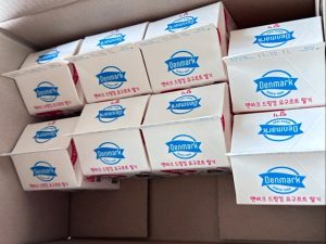 덴마크 -드링킹 -요구르트 