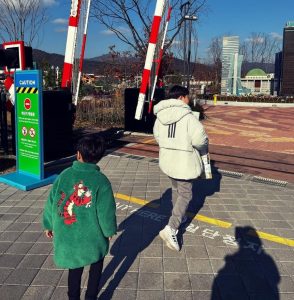 유지태-아들-뒷모습-이미지